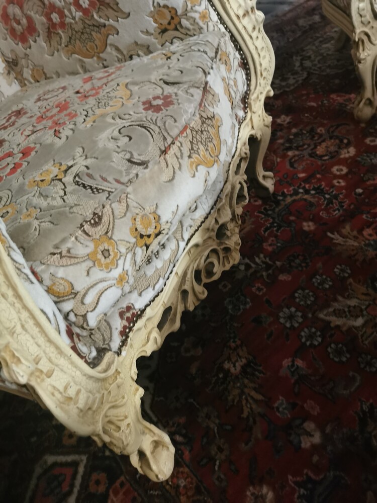 Baroque Opulence: Luxurious Sofaset