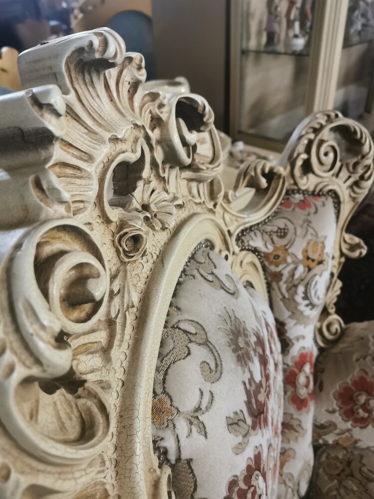 Baroque Opulence: Luxurious Sofaset