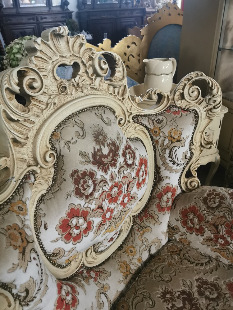 Baroque Opulence: Luxurious Sofaset