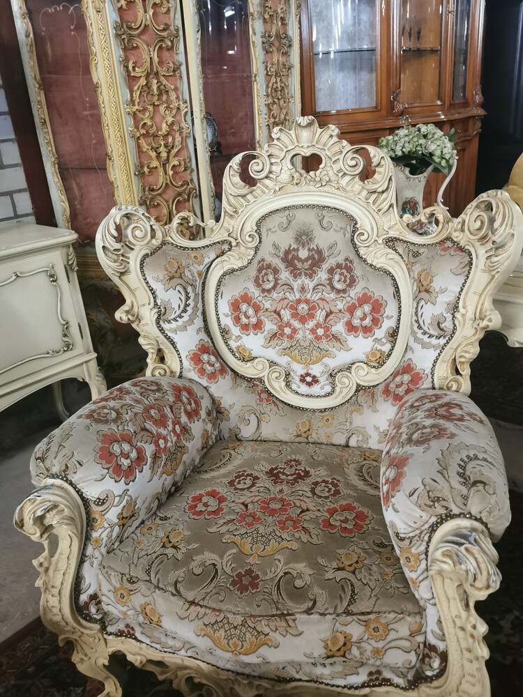 Baroque Opulence: Luxurious Sofaset