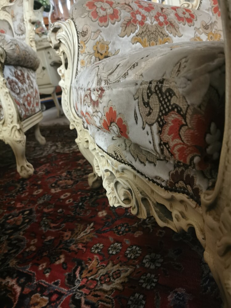 Baroque Opulence: Luxurious Sofaset