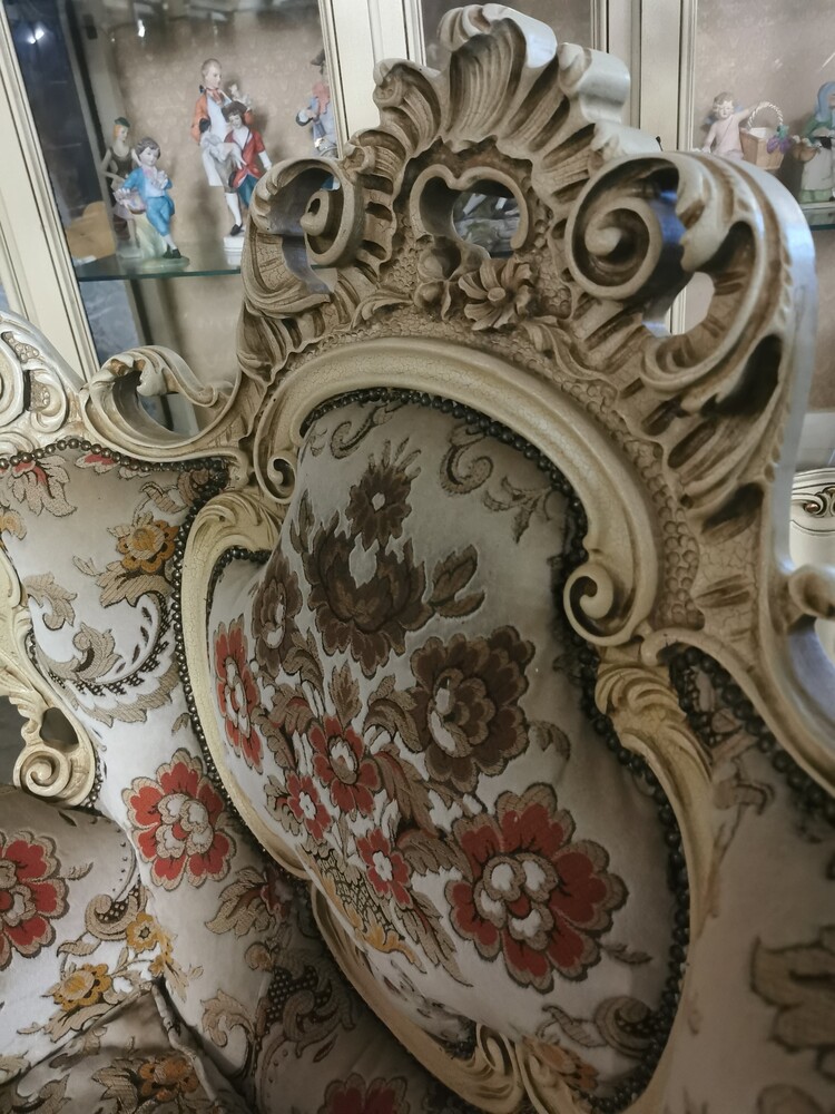 Baroque Opulence: Luxurious Sofaset