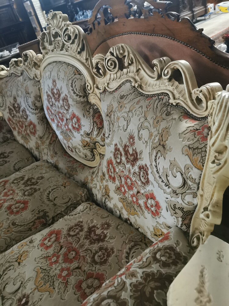 Baroque Opulence: Luxurious Sofaset