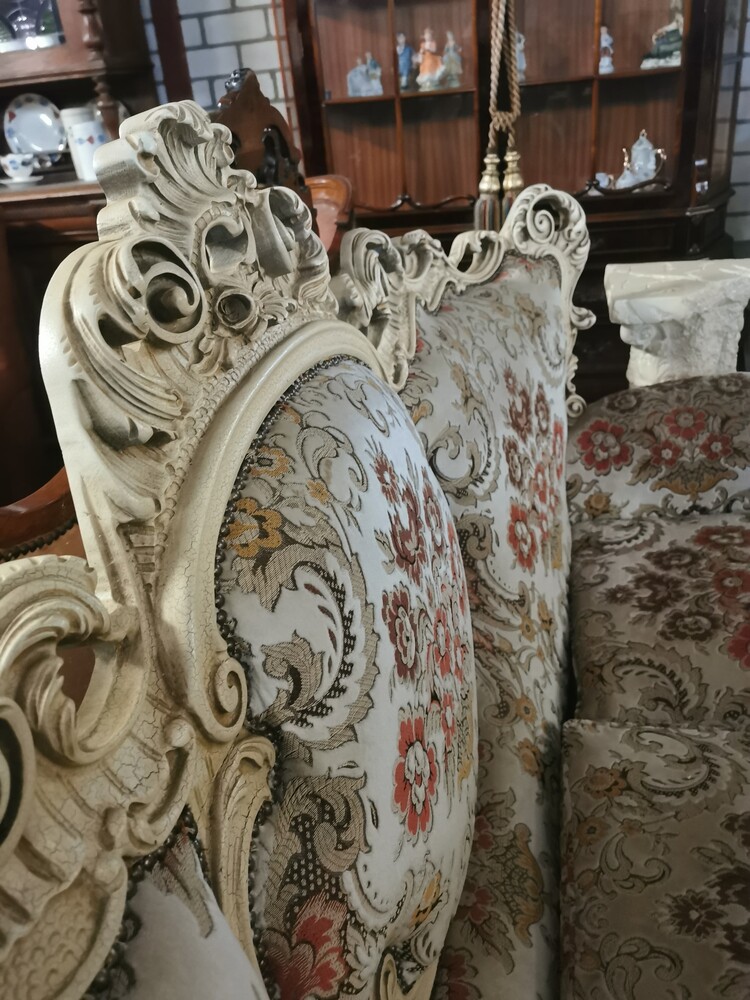 Baroque Opulence: Luxurious Sofaset