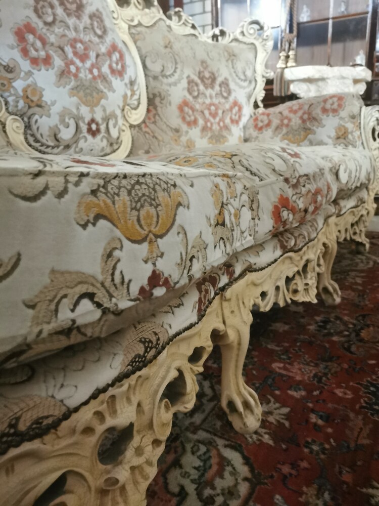 Baroque Opulence: Luxurious Sofaset