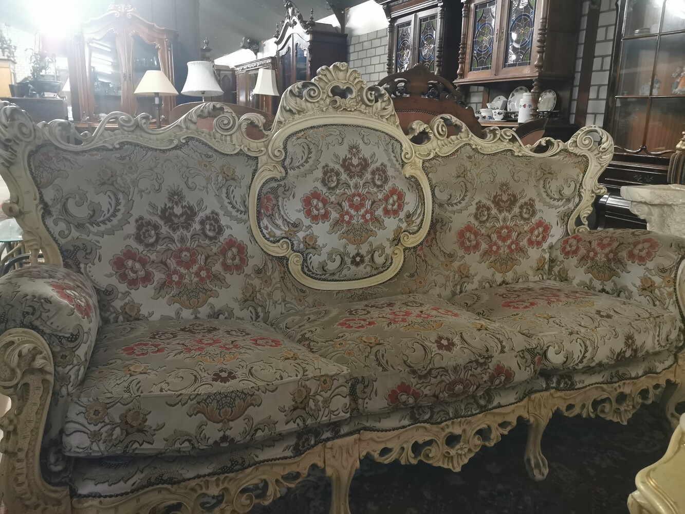 Baroque Opulence: Luxurious Sofaset