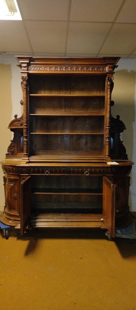 Complete French walnut diningset, very good condition !