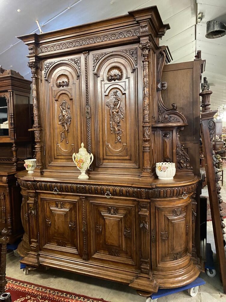 Complete French walnut diningset, very good condition !