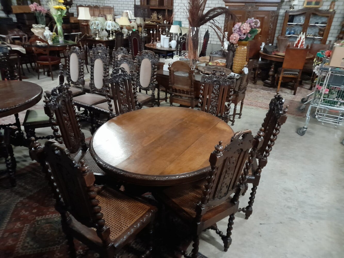 exquisit French Oak Hunting Table with Six Matching Chairs 