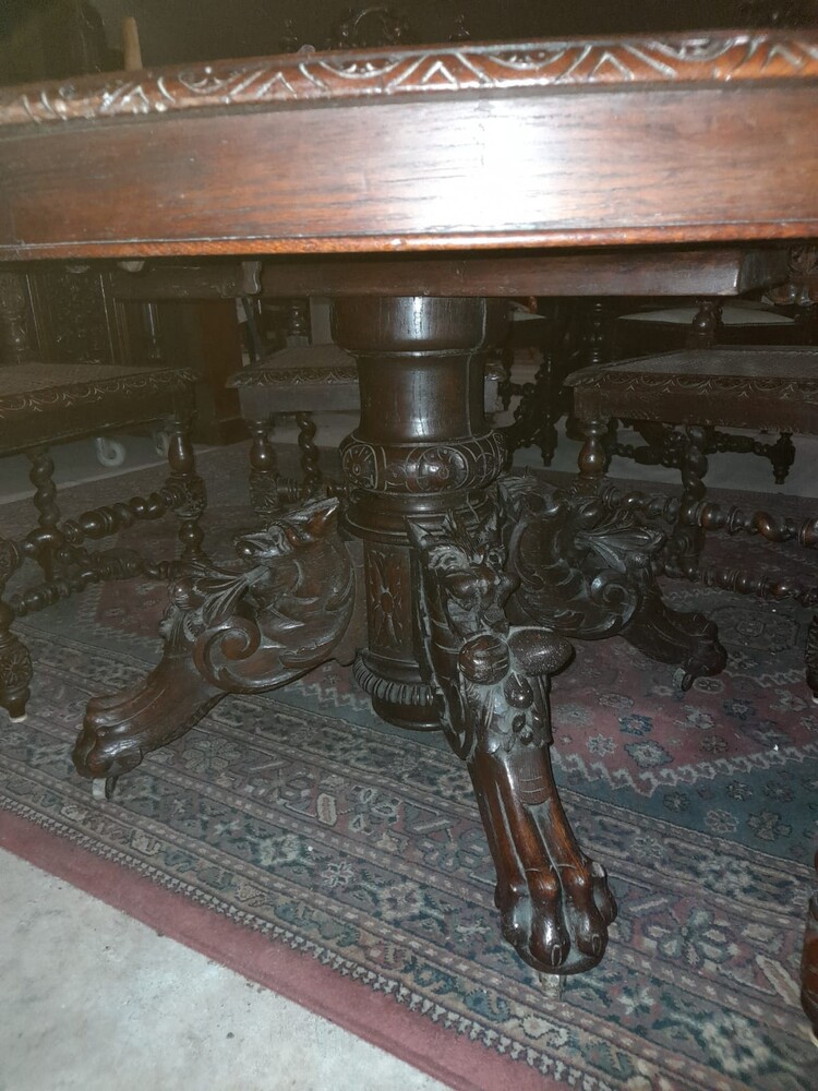 exquisit French Oak Hunting Table with Six Matching Chairs 