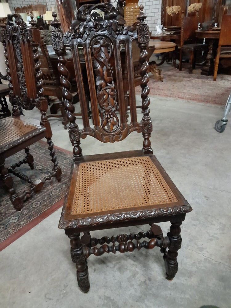 exquisit French Oak Hunting Table with Six Matching Chairs 
