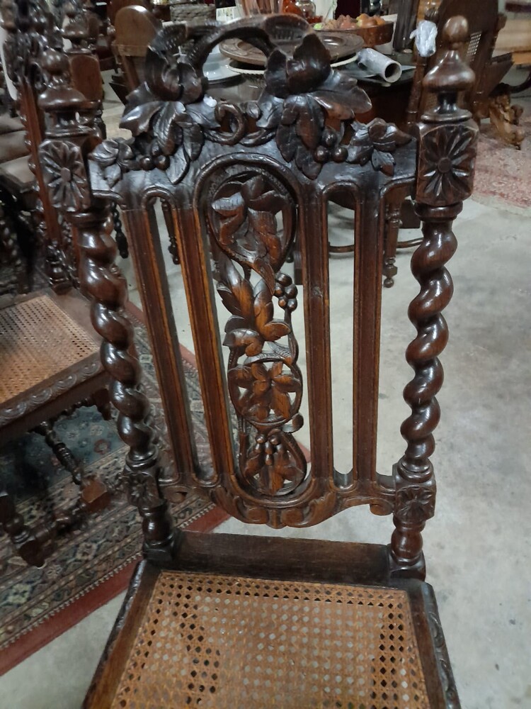 exquisit French Oak Hunting Table with Six Matching Chairs 