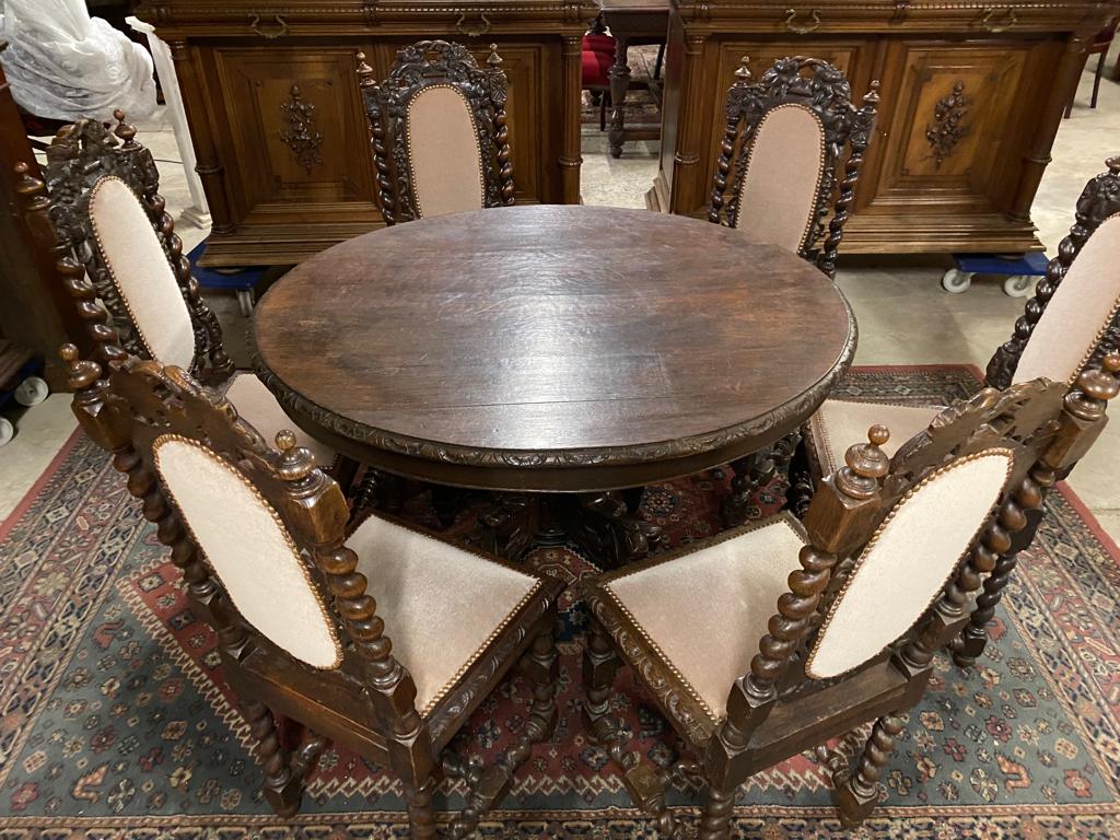 French hunting table and hunting chairs made out of oak