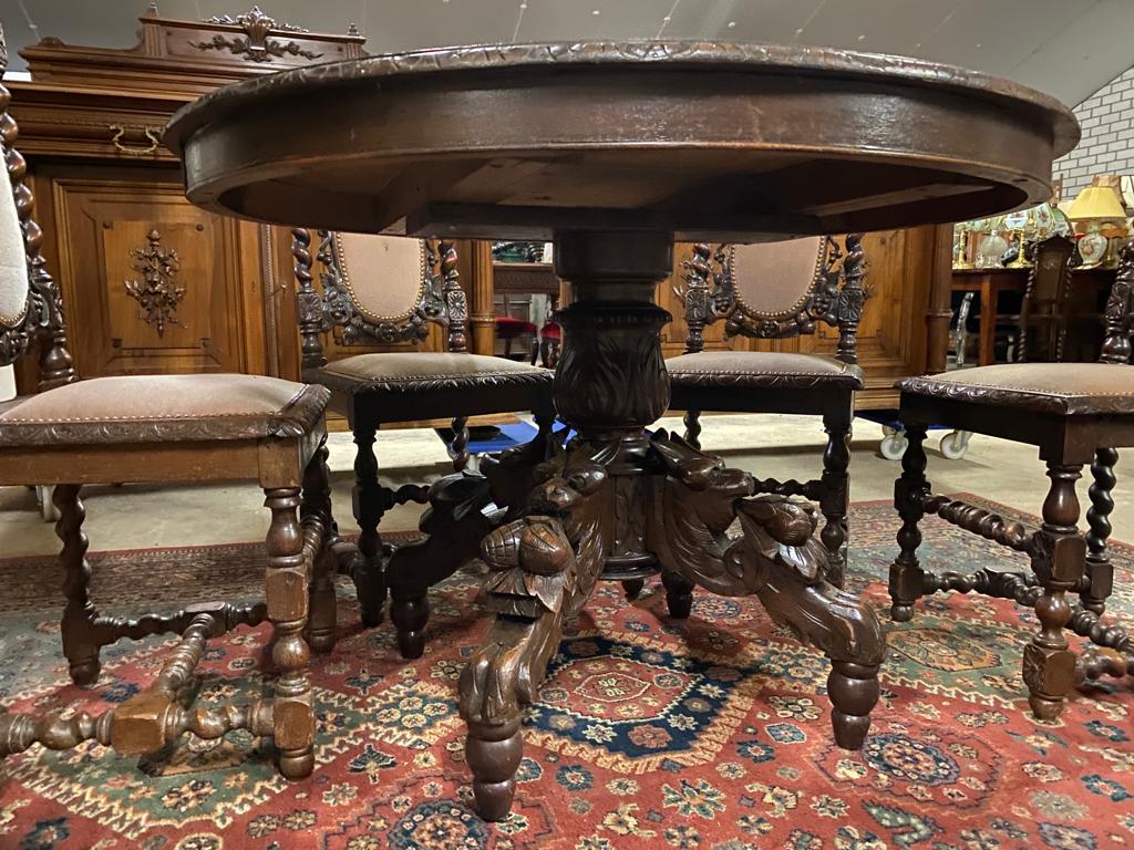 French hunting table and hunting chairs made out of oak
