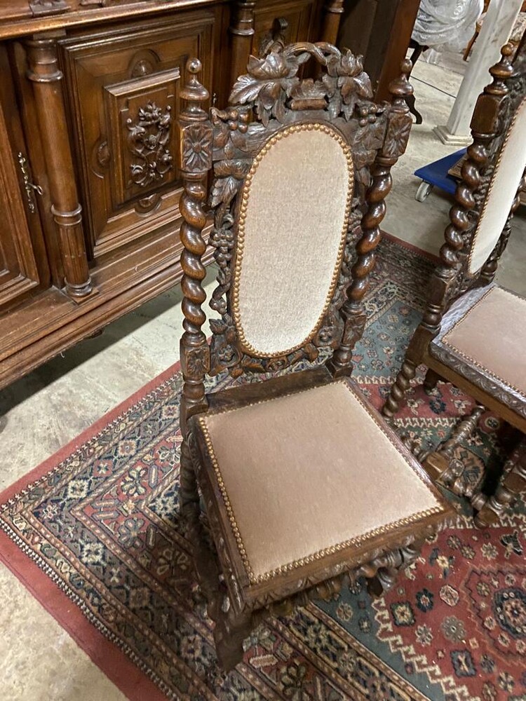 French hunting table and hunting chairs made out of oak