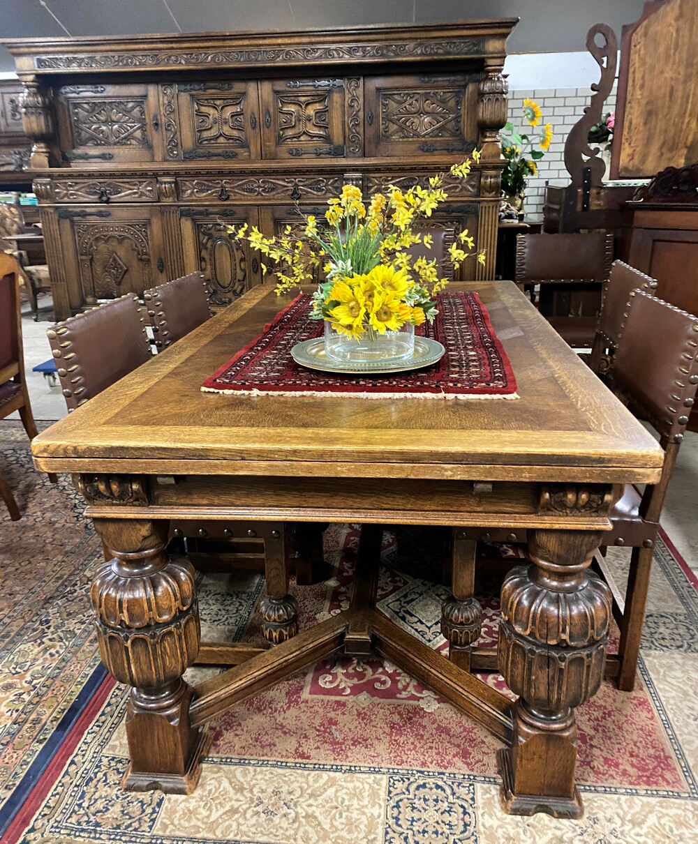 French Tudor diningroomset