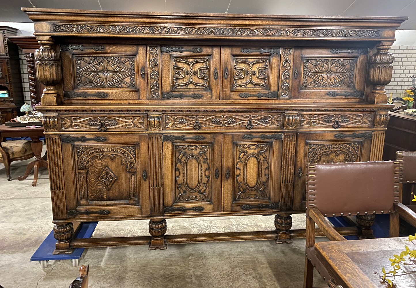 French Tudor diningroomset