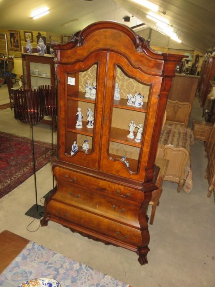 Nice Italian vitrine
