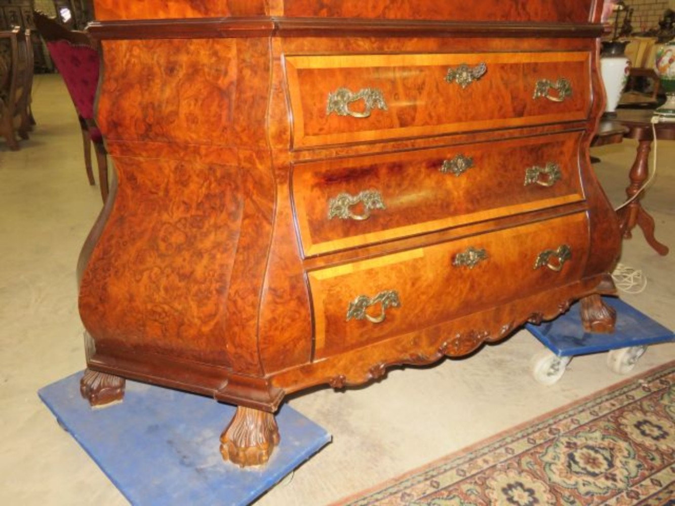 Nice Italian wallnut cabinet 