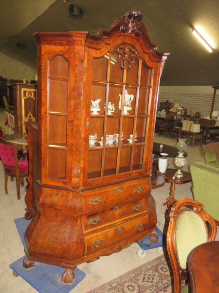Nice Italian wallnut cabinet 
