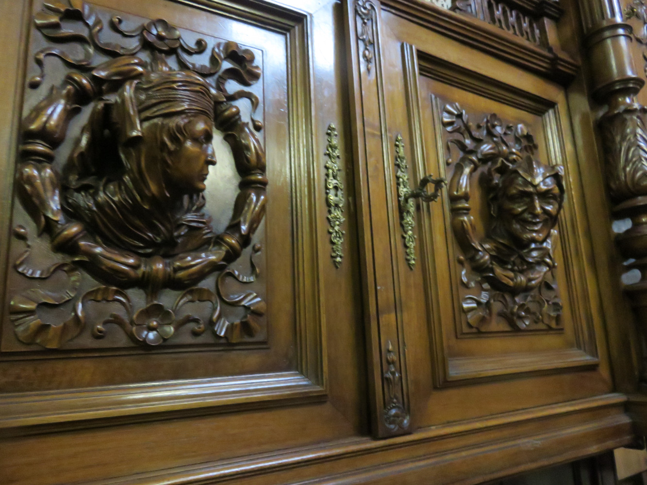 Super French Renaissance wallnut cabinet