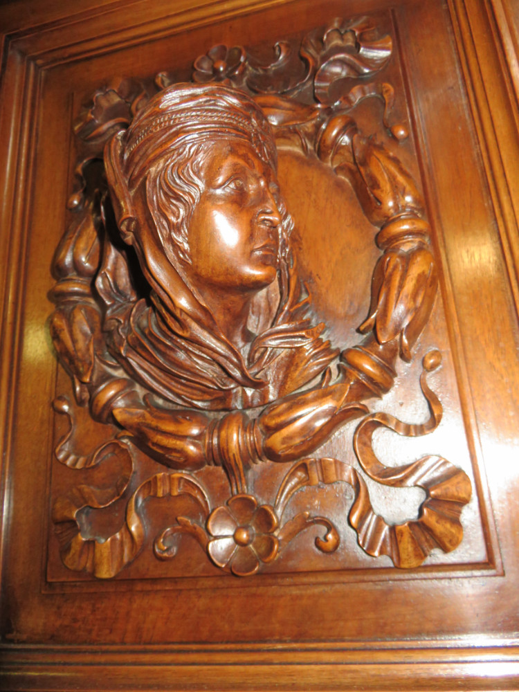 Super French Renaissance wallnut cabinet