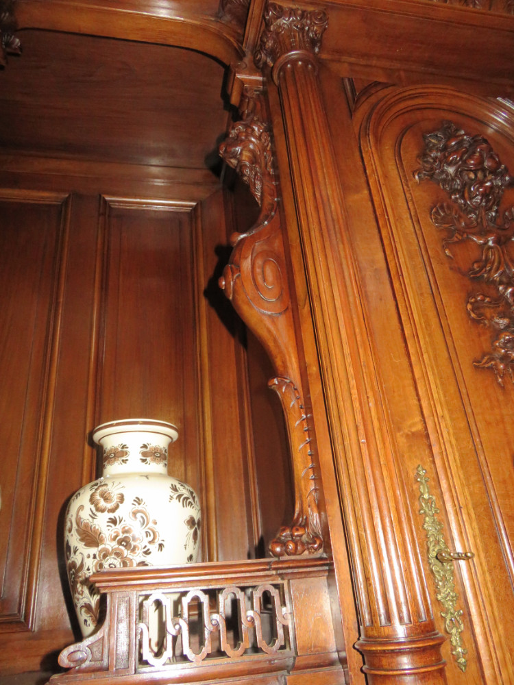 Super French Renaissance wallnut cabinet