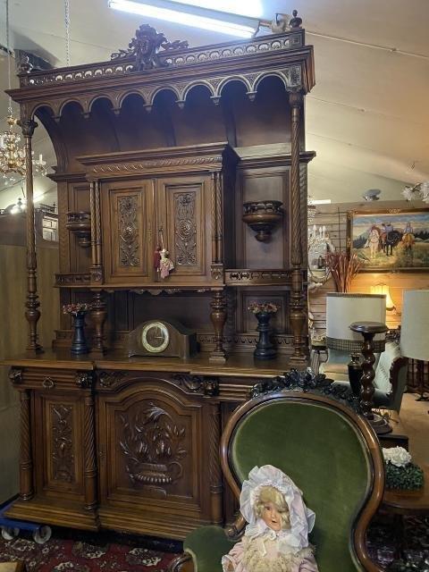 Super French Renaissance wallnut cabinet