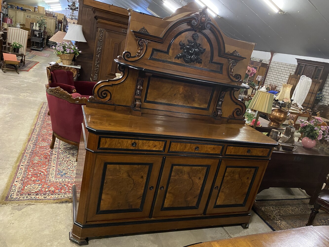 Super walnut diningset, table + 8 chairs + dresser + sofa