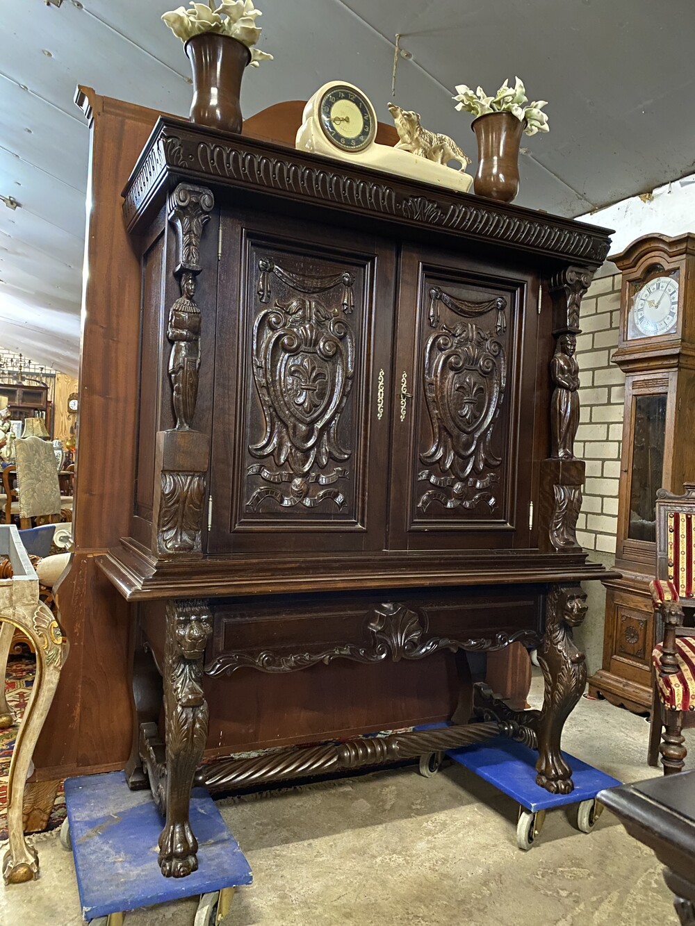 Very nice complete Tudor diningroomset