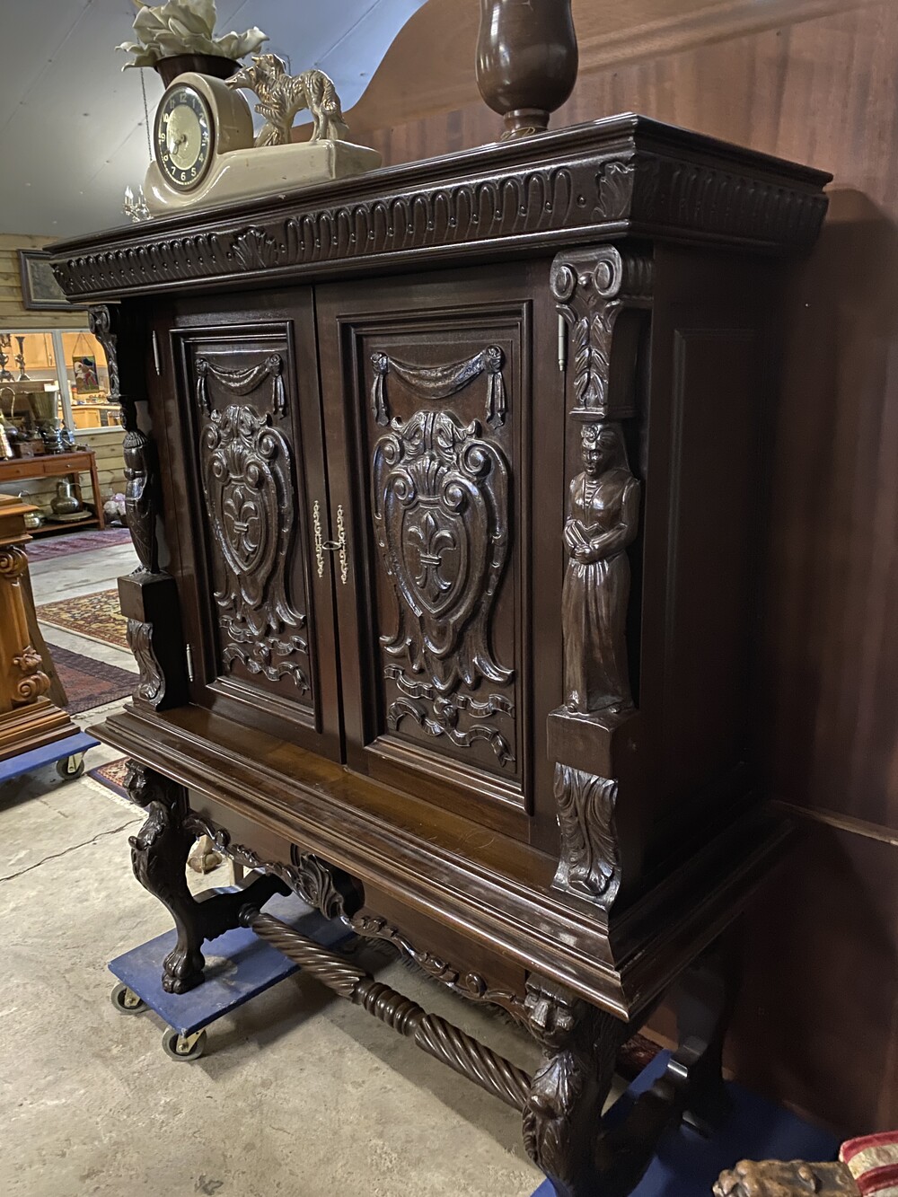 Very nice complete Tudor diningroomset