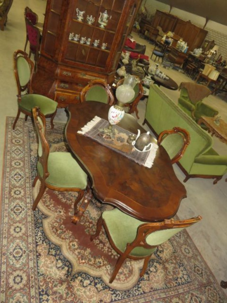 Wallnut Barouque diningset table with 6 chairs