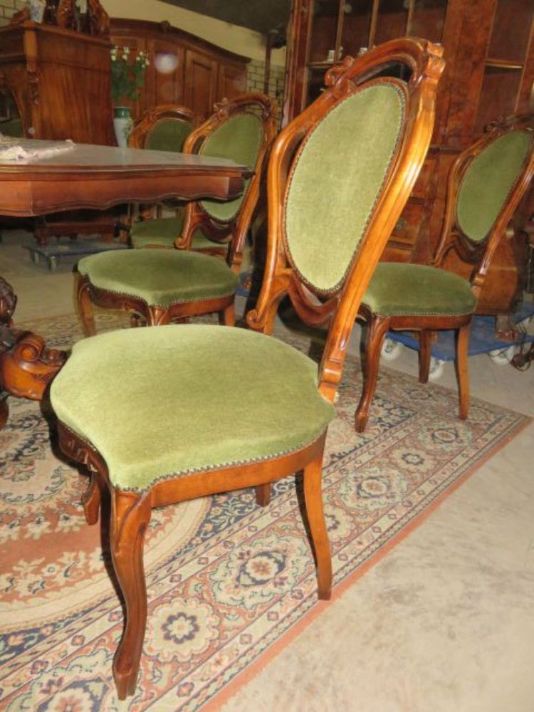 Wallnut Barouque diningset table with 6 chairs