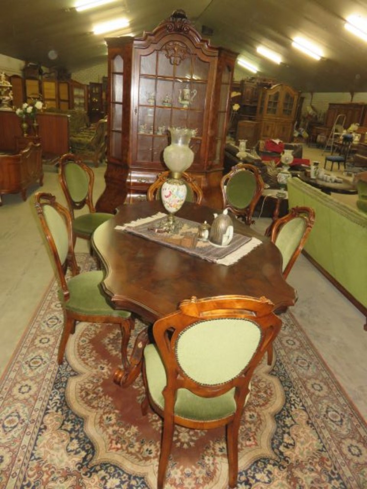 Wallnut Barouque diningset table with 6 chairs