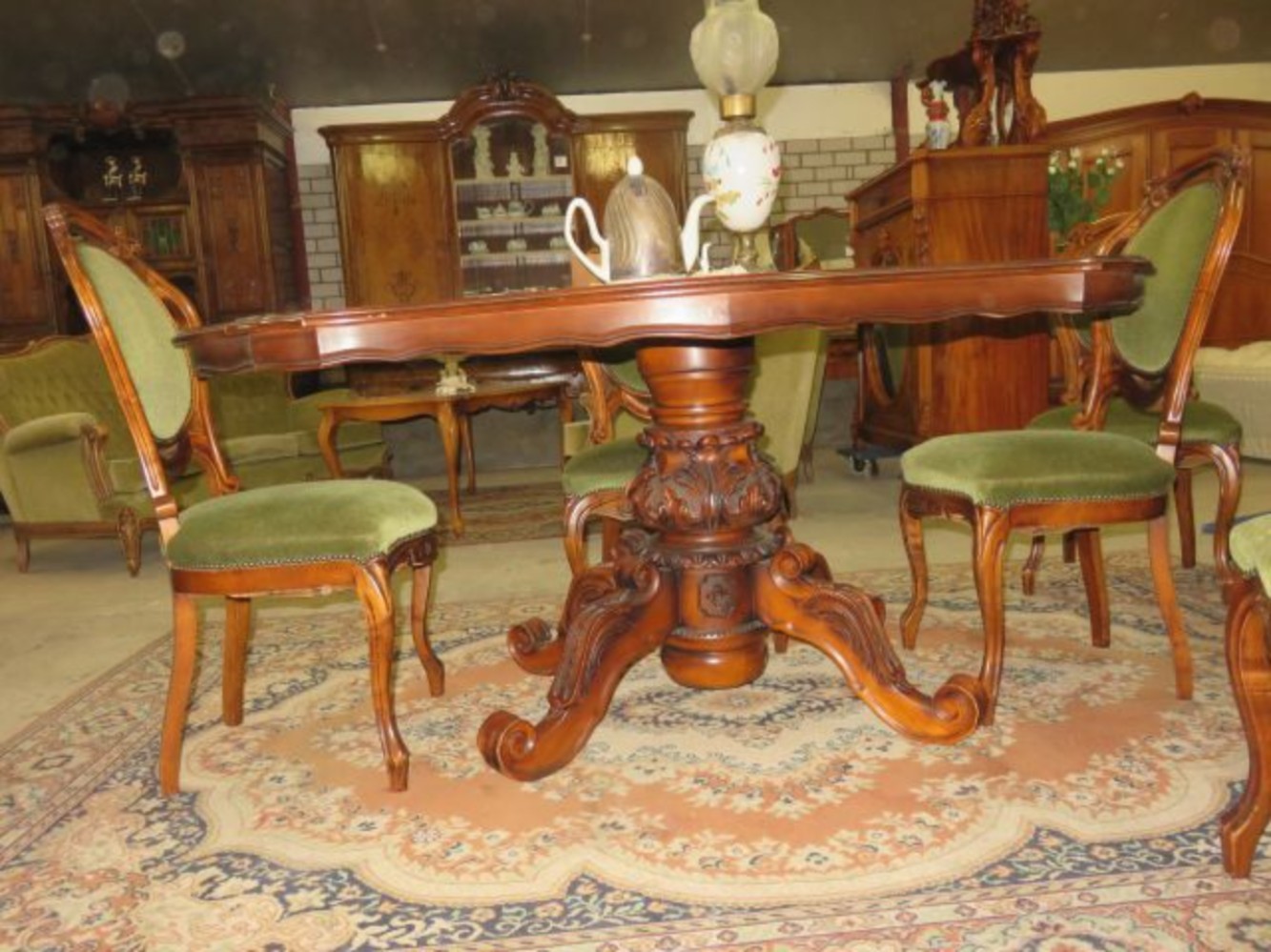 Wallnut Barouque diningset table with 6 chairs