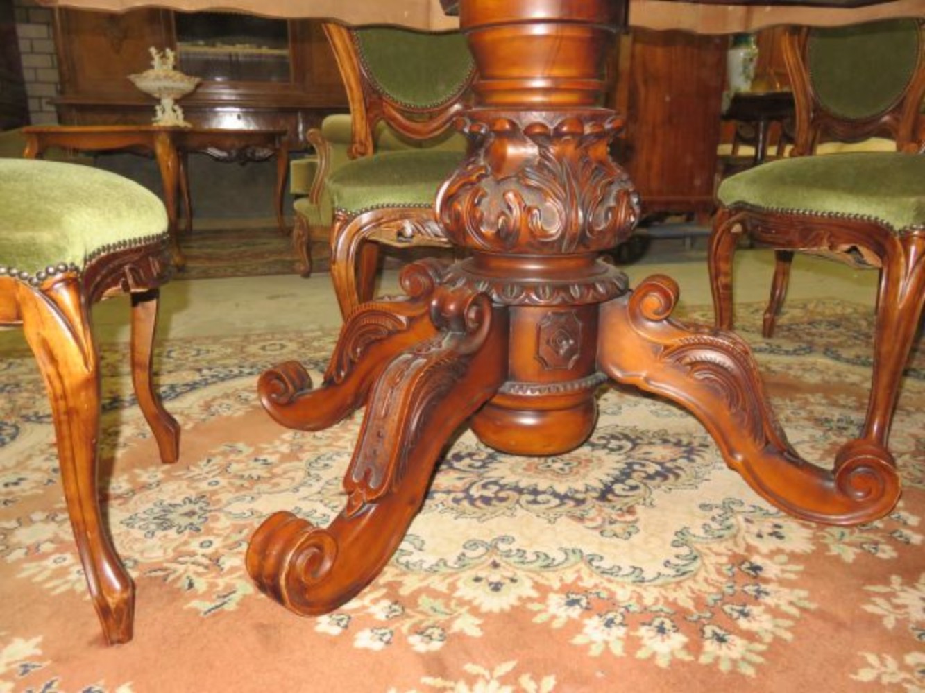 Wallnut Barouque diningset table with 6 chairs