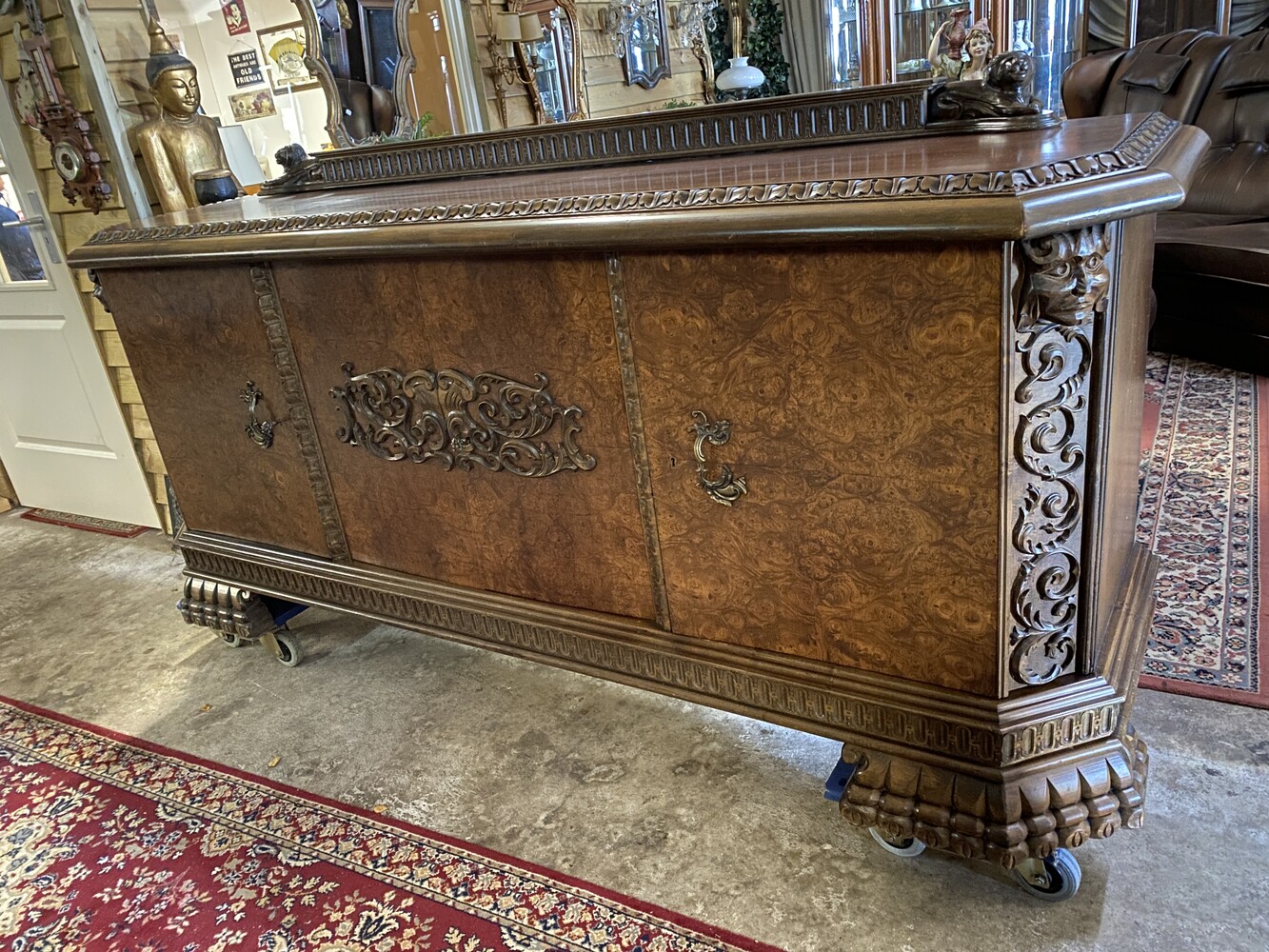 Wallnut dresser with clawfeet in very good condition