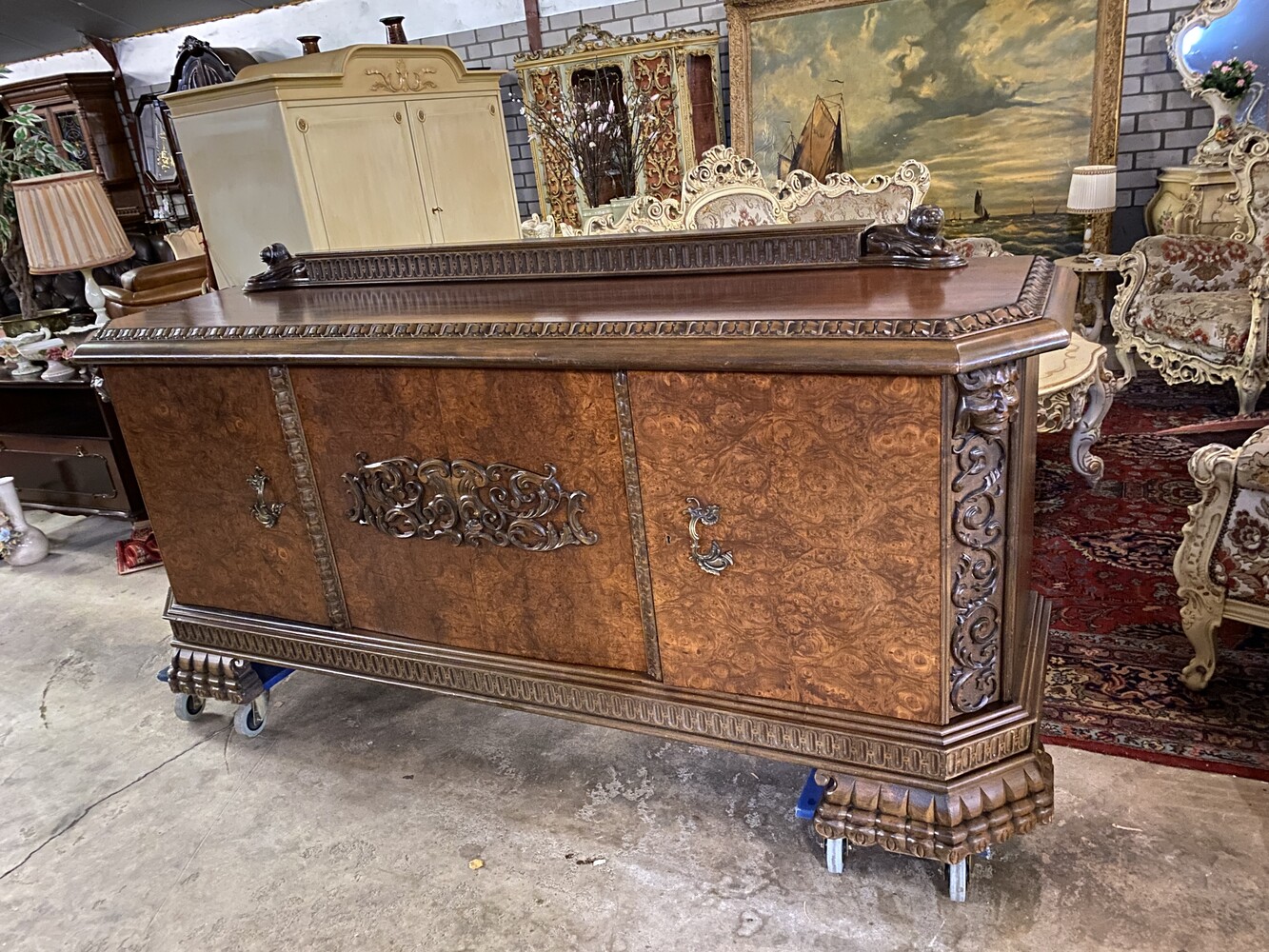 Wallnut dresser with clawfeet in very good condition